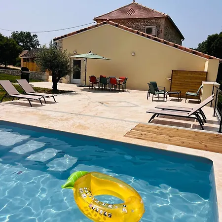 Maison Entièrement Rénovée Avec Piscine Privative